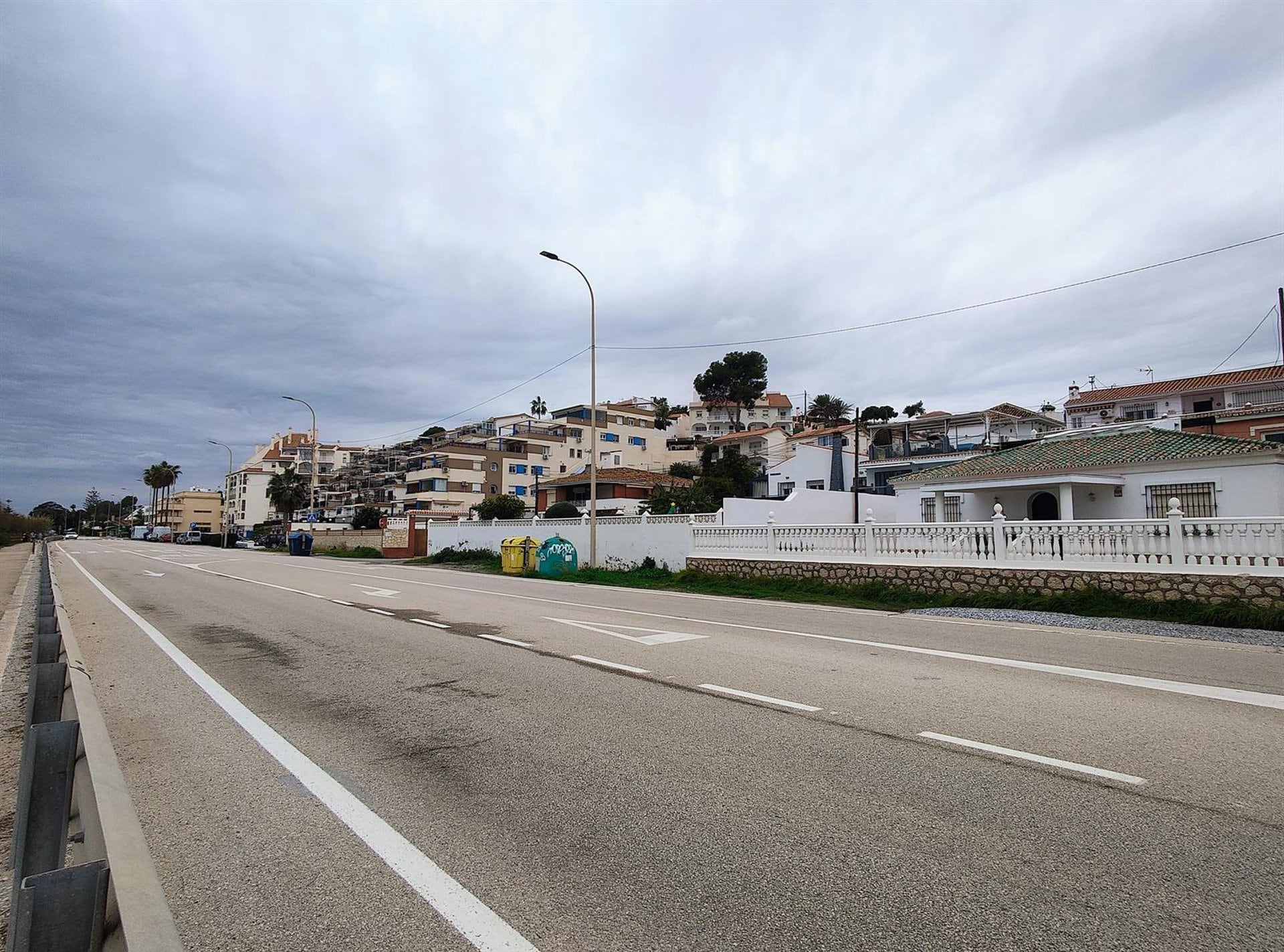 La Diputación de Málaga ha destinado 741.971,30 euros al Ayuntamiento de Vélez-Málaga para mejorar el tránsito peatonal y crear zonas de aparcamiento en la margen norte de la carretera N-340 entre Chilches y Benajarafe. Se trata de un primer tramo..
La Diputación de Málaga ha destinado 741.971,30 euros al Ayuntamiento de Vélez-Málaga para mejorar el tránsito peatonal y crear zonas de aparcamiento en la margen norte de la carretera N-340 entre Chilches y Benajarafe. Se trata de un primer tramo entre la urbanización La Rincona y arroyo Las Adelfas.