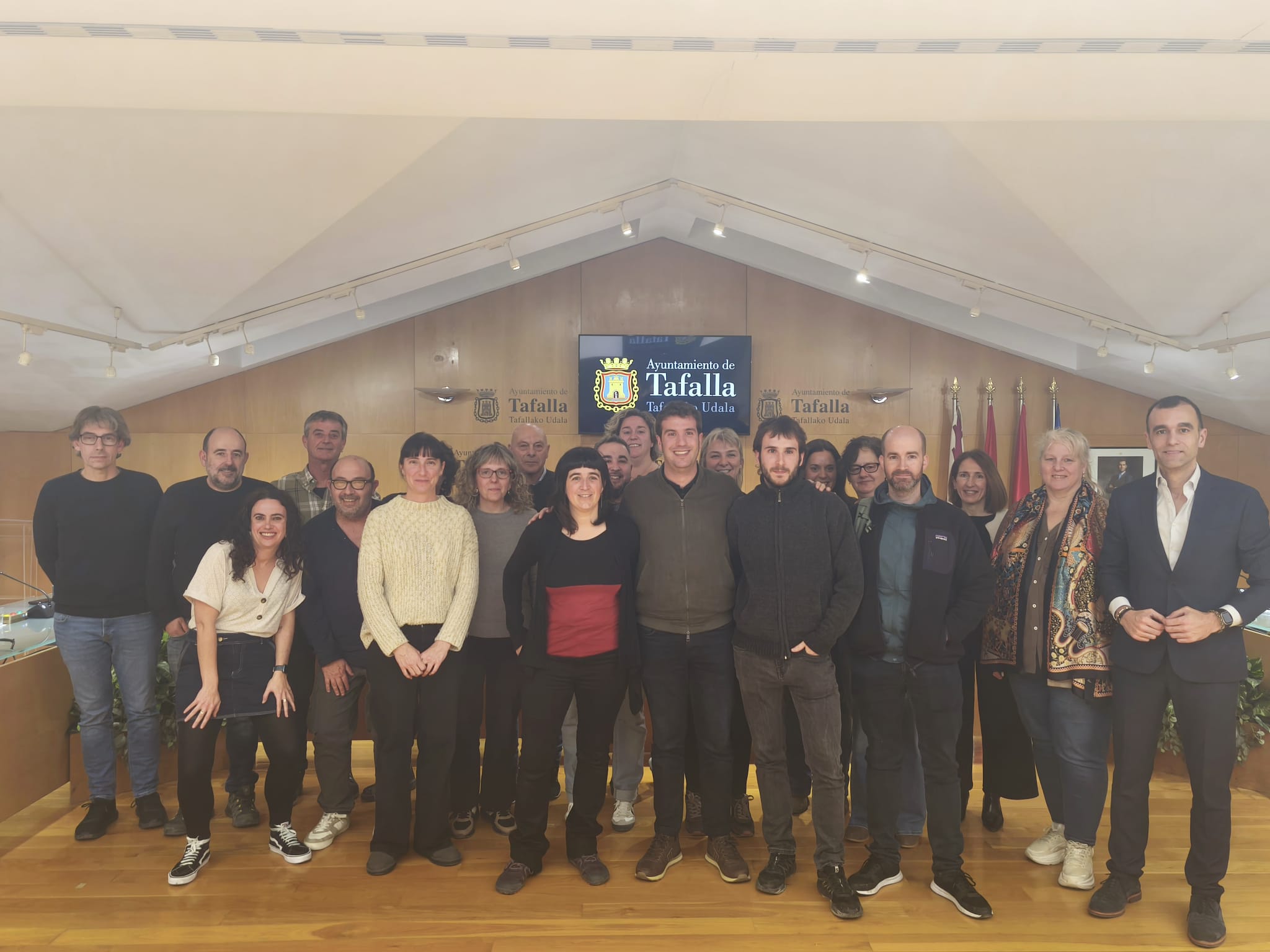 Representantes de la comunidad energética Auzargi con la corporación municipal tras el Pleno del Ayuntamiento de Tafalla