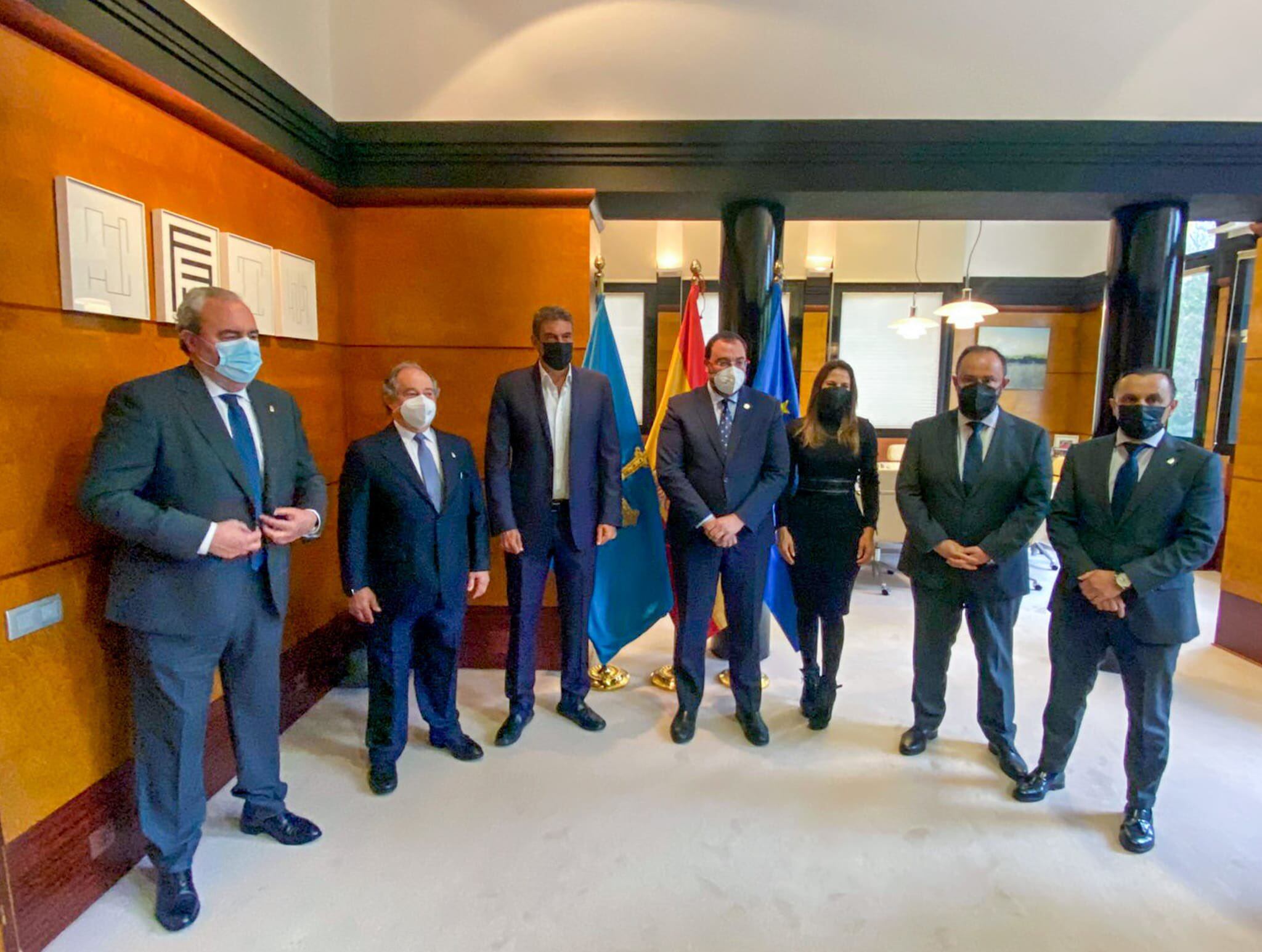 Visita de Arturo Elías, acompañado del Consejo de Administración, al Presidente del Principado, Adrián Barbón (Real Oviedo)