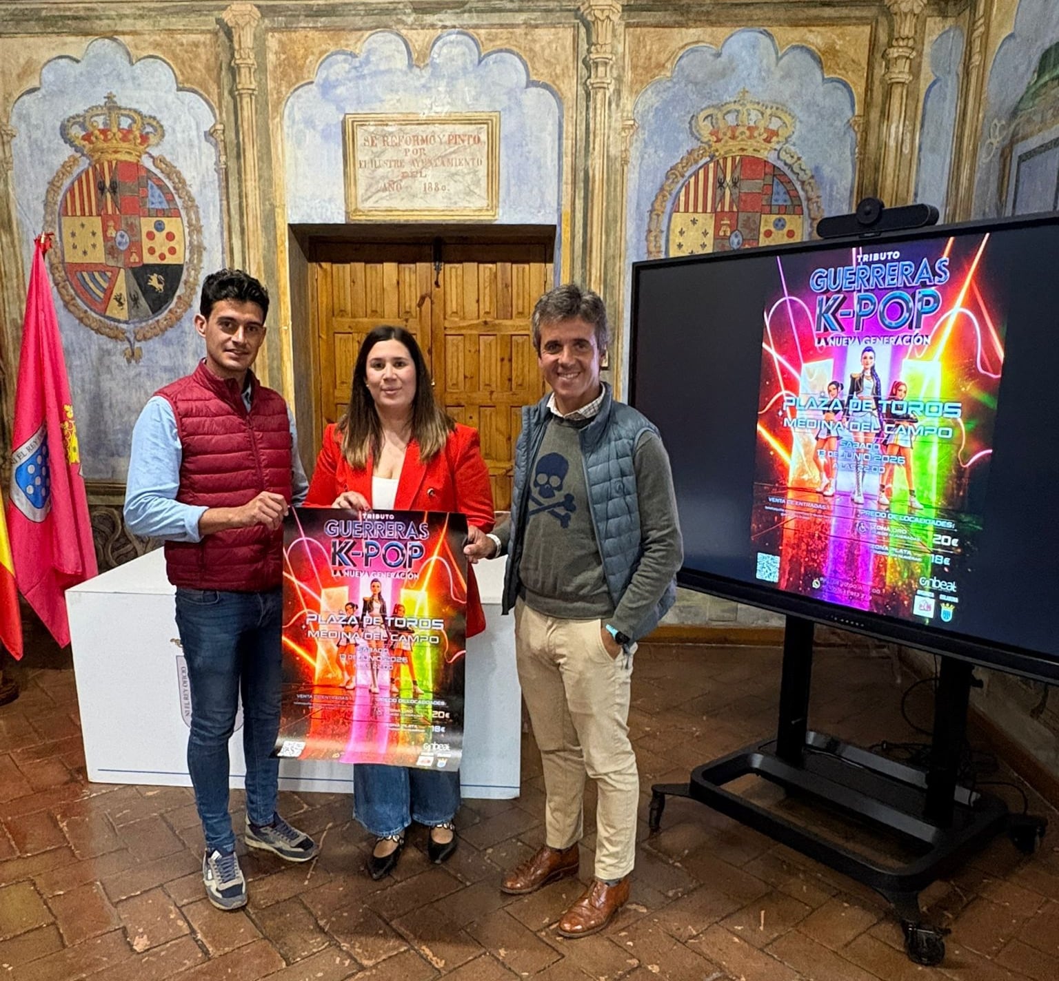 La concejala de Festejos del Ayuntamiento de Medina del Campo, Nadia González, junto a los representantes de Eventos Don Quijote