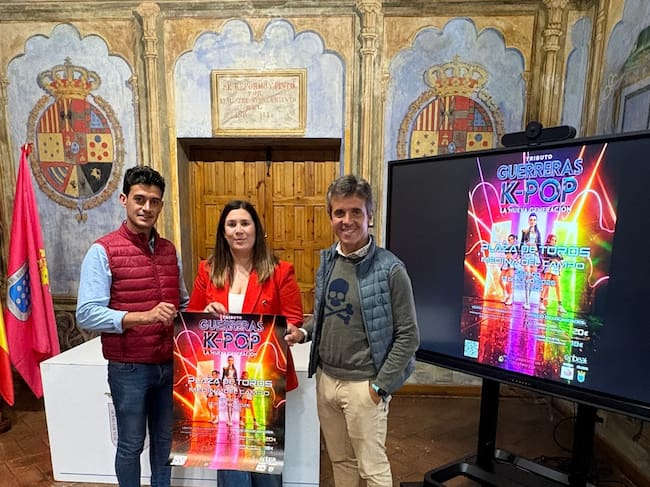 La concejala de Festejos del Ayuntamiento de Medina del Campo, Nadia González, junto a los representantes de Eventos Don Quijote