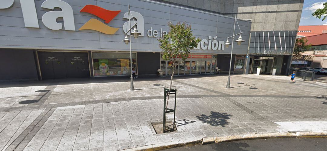 La administración vendedora, en el interior del centro comercial