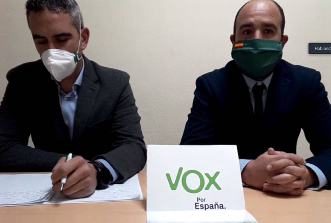 Sergio Chagartegui y Vicente Holgueras, concejales de Vox en el ayuntamiento de Aranda, en una reciente comparecencia telemática