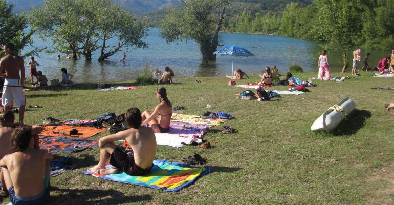 Foto d'arxiu de banyistes prenent el sol en una de les platges del pantà de Sant Antoni.
