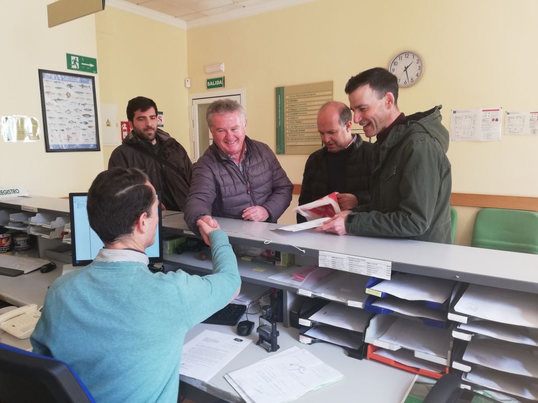 Los miembros de la plataforma han entregado el escrito en al Oficina Comarcal Agraria de Ronda