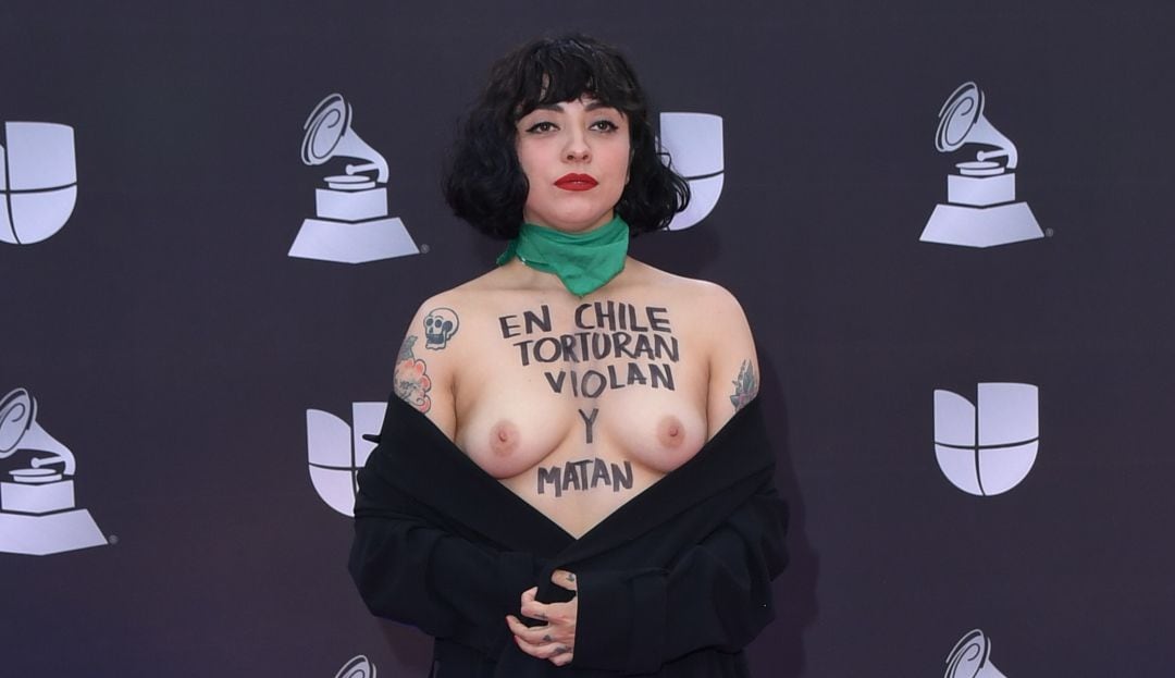 Mon Laforte posó así en la alfombra roja de los Grammy Latinos