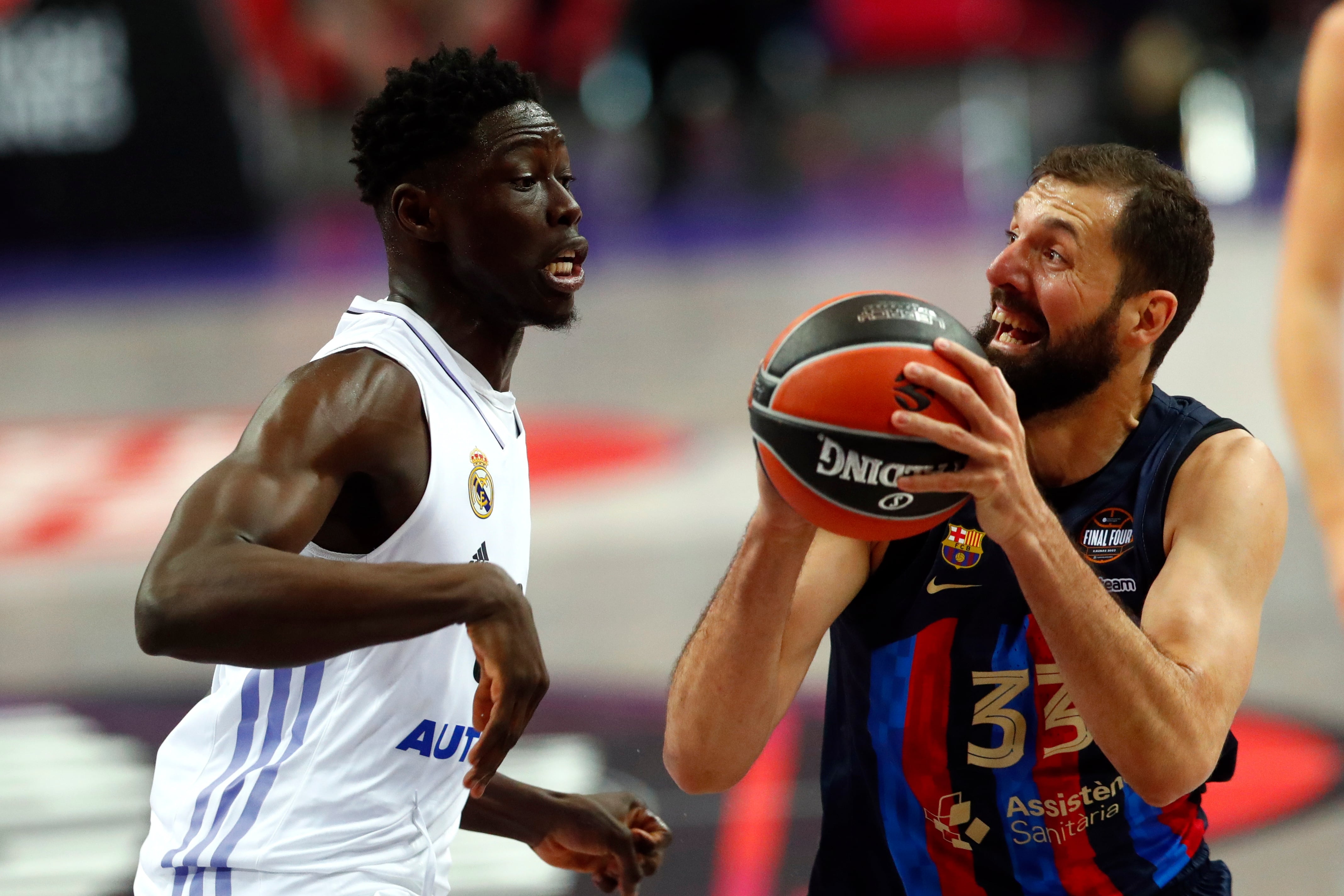 Mirotic y Ndiaye, durante un clásico entre Real MAdrid y BAarcelona (Baloncesto, Euroliga, Lituania) EFE/EPA/TOMS KALNINS