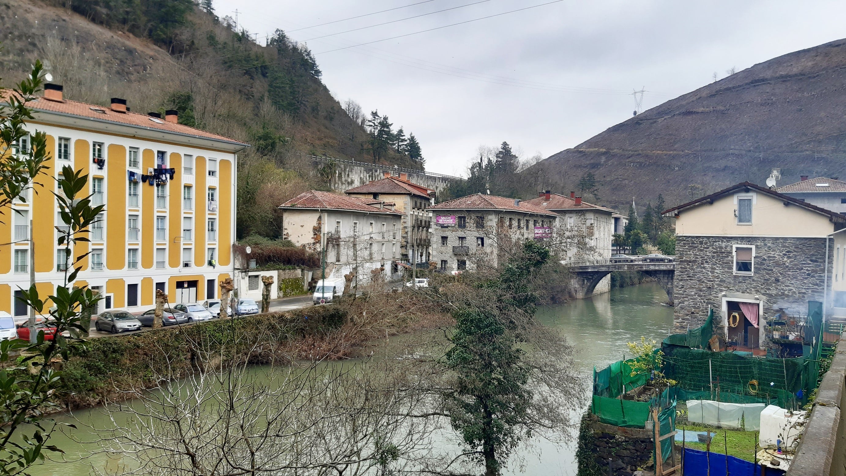 La Plataforma Altzolan Tren Geltokia Bai señala que quitar el tren supondría una mayor degradación de la zona