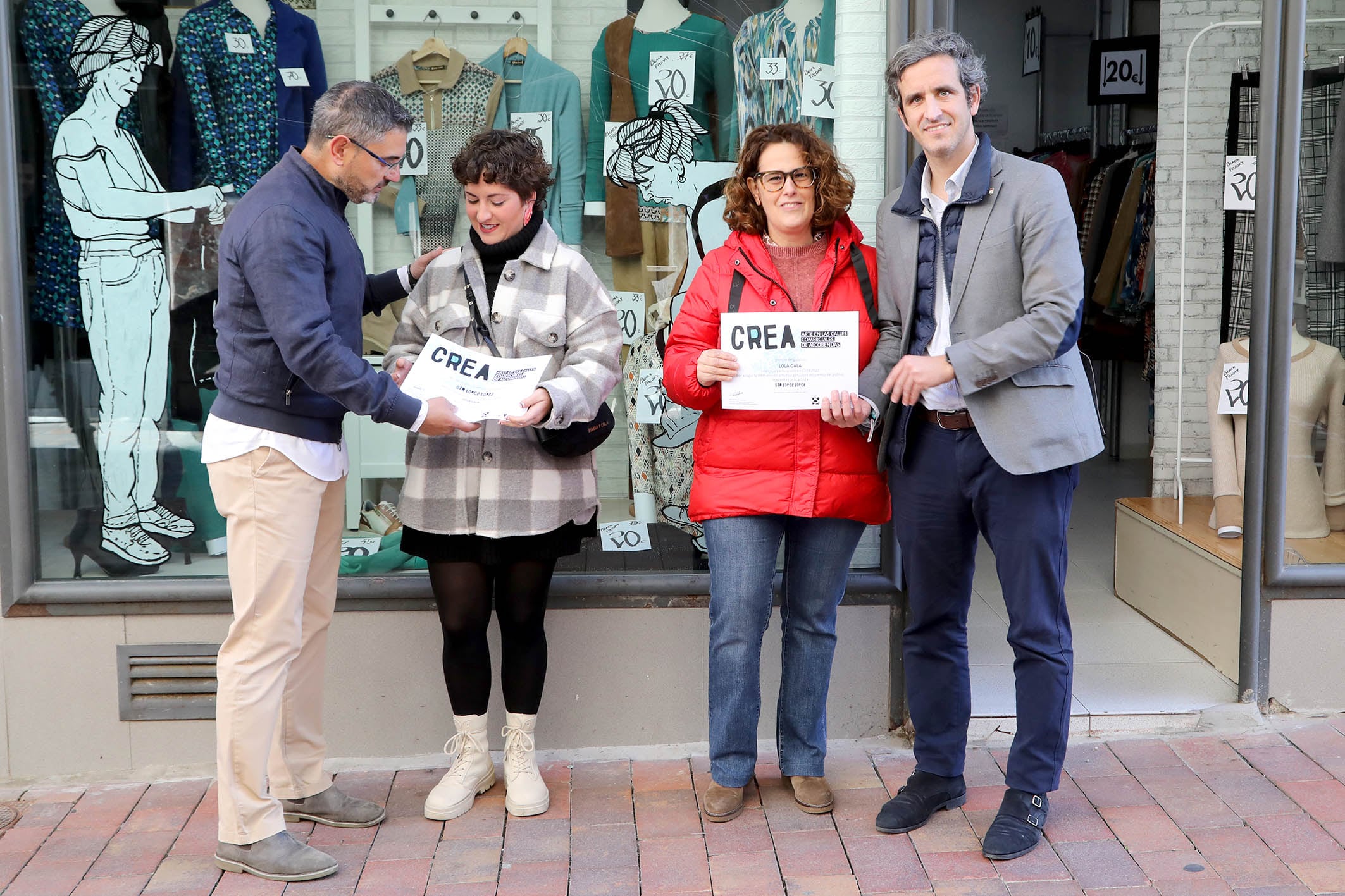 Ester López y Javier Garanto han sido los ganadores de los premios del público y del jurado, respectivamente, por sus trabajos artísticos en los escaparates de los comercios elegidos