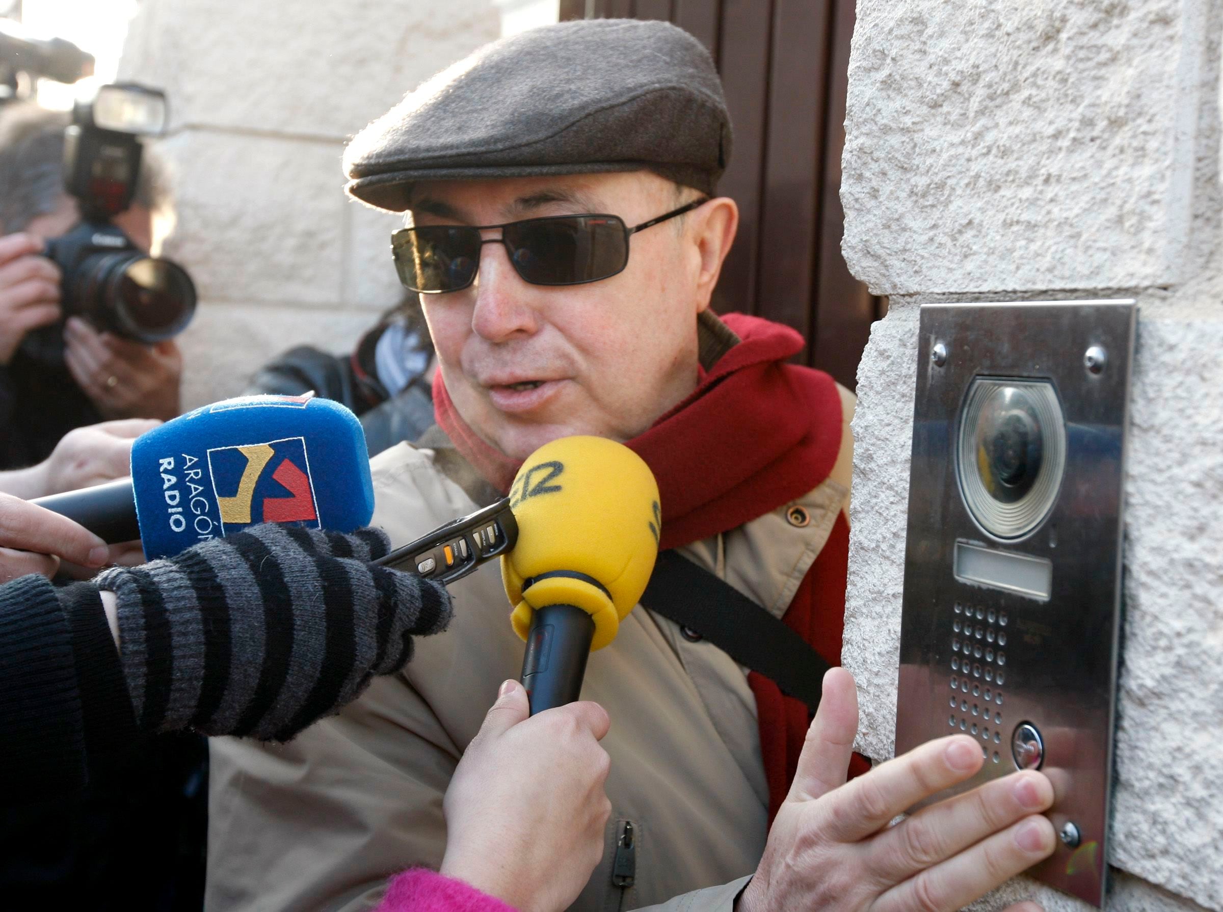 El exdirector general de la Guardia Civil, Luis Roldán, llega al Centro de Inserción Social Trece Rosas de Zaragoza, para firmar su carta de libertad después de cumplir 15 de los 31 años de cárcel a los que fue condenado por cohecho, falsedad en documento mercantil, malversación de caudales públicos, estafa y delito contra la Hacienda Pública. 19/03/2010