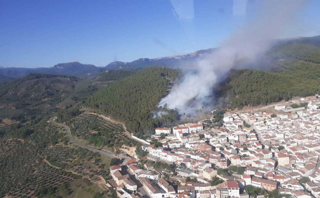 El fuego se encontraba, como se puede observar, realmente cerca del casco urbano de Siles