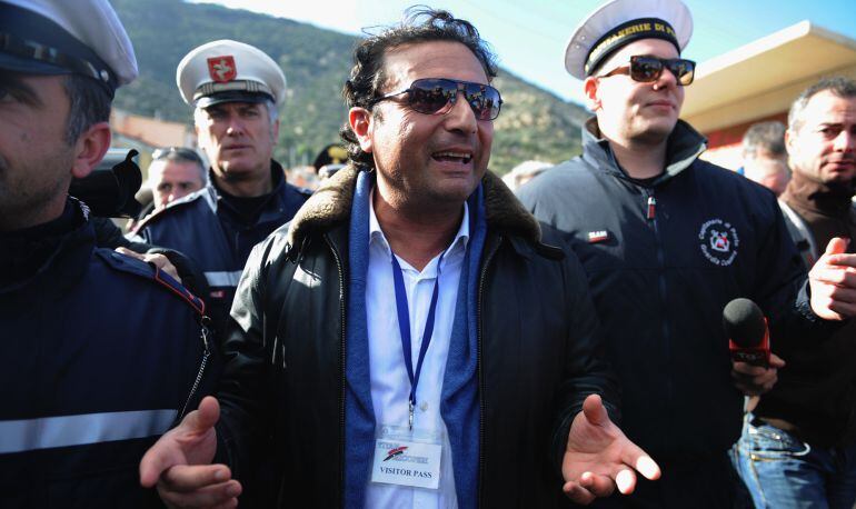 El capitán del barco Costa Concordia Francesco Schettino habla con la prensa