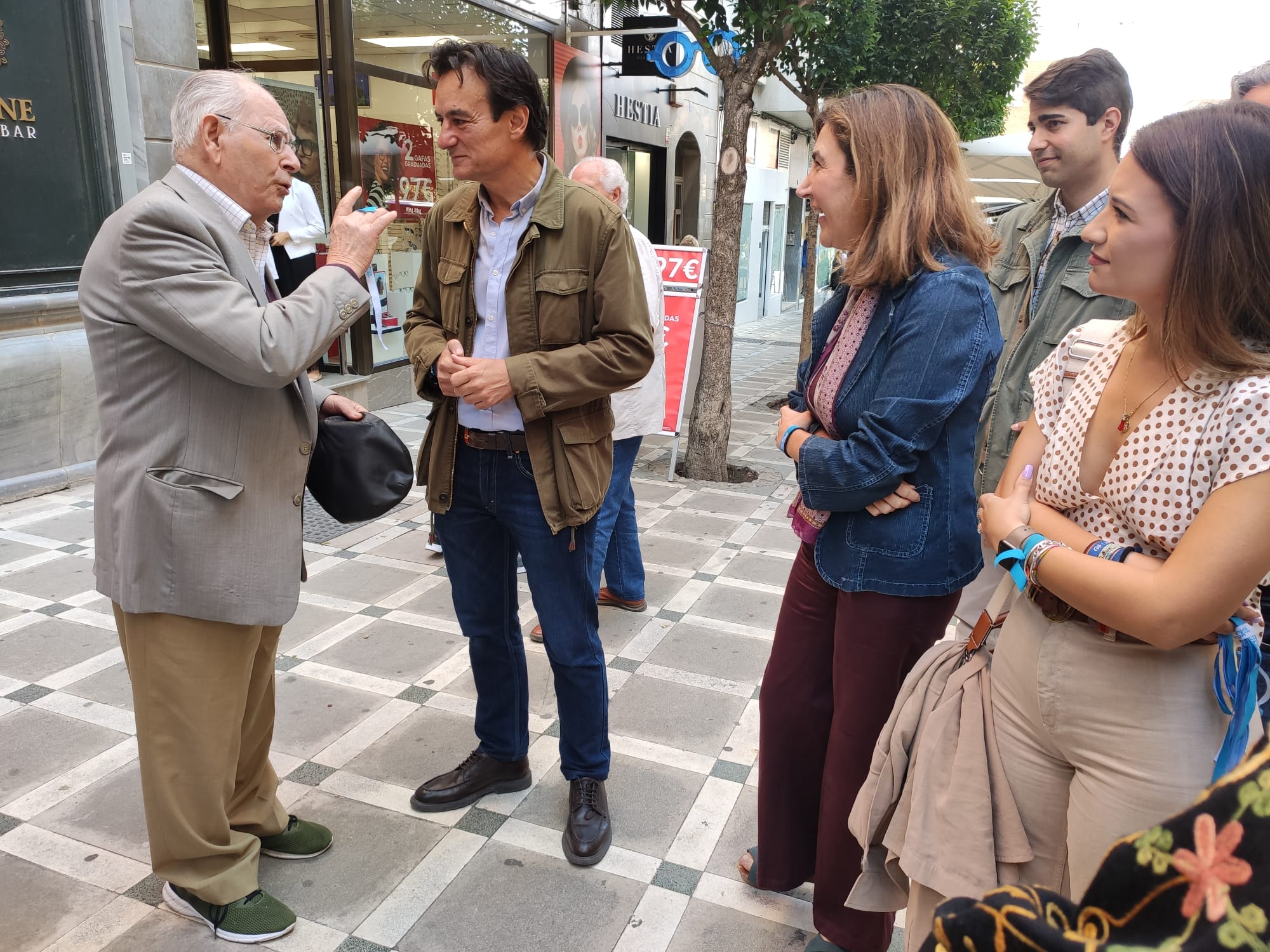 El candidato del PP de Jaén, Agustín González, habla con un ciudadano durante un paseo electoral por la capital