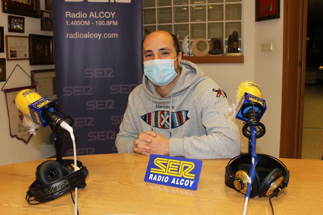 Omar Castañer, chef de Torre de Cotes, en el estudio de Radio Alcoy