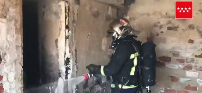 Uno de los bomberos trabajando en la extinción