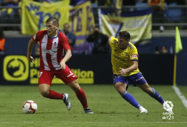 Robin Lod controla un balón en el Carranza.