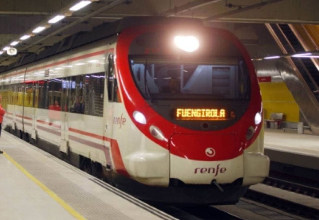 Un tren de Cercanías con destino a Fuengirola