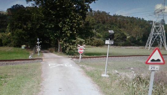 El paso a nivel sin barreras donde ha ocurrido el accidente.