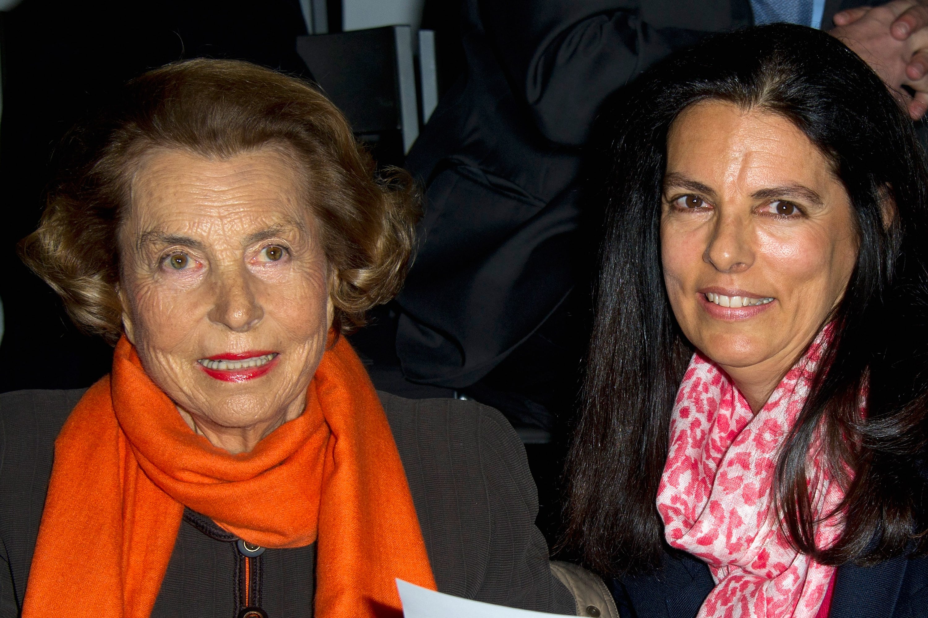 Françoise Bettencourt Meyers (derecha) junto a su madre, Liliane Bettencourt (izquierda), en París en 2012.