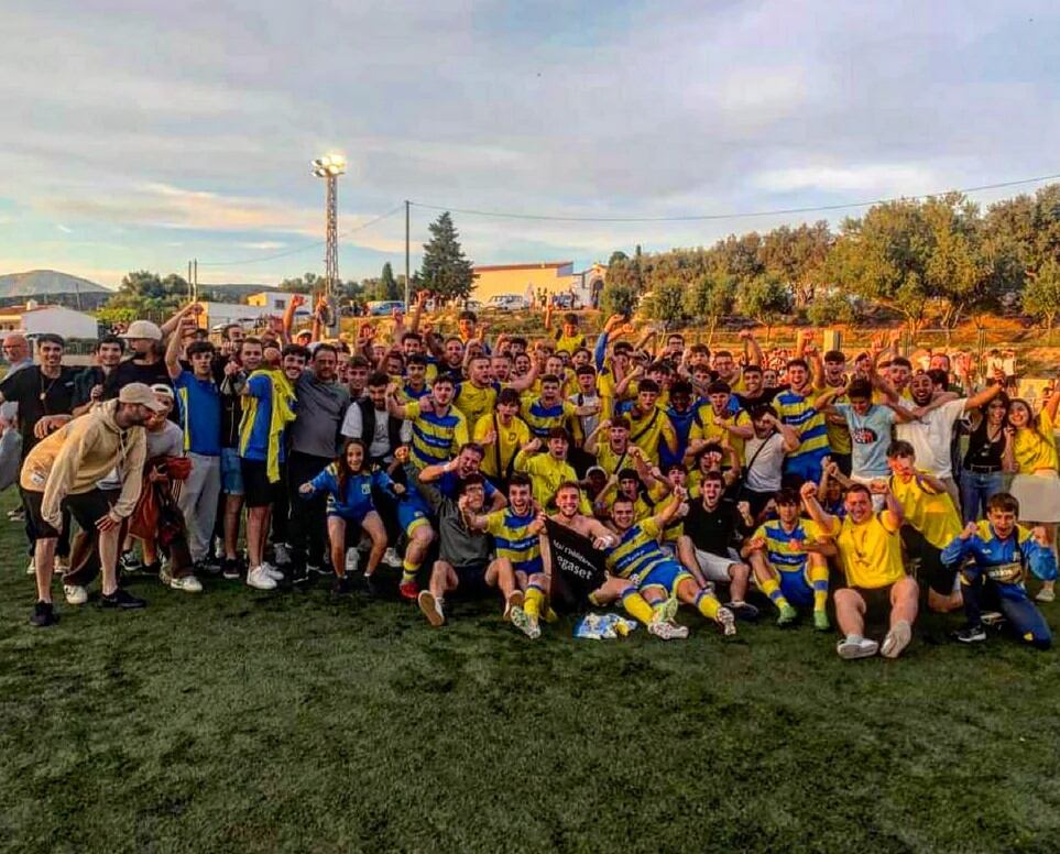 La UD Beniopa celebra el ascenso en el campo