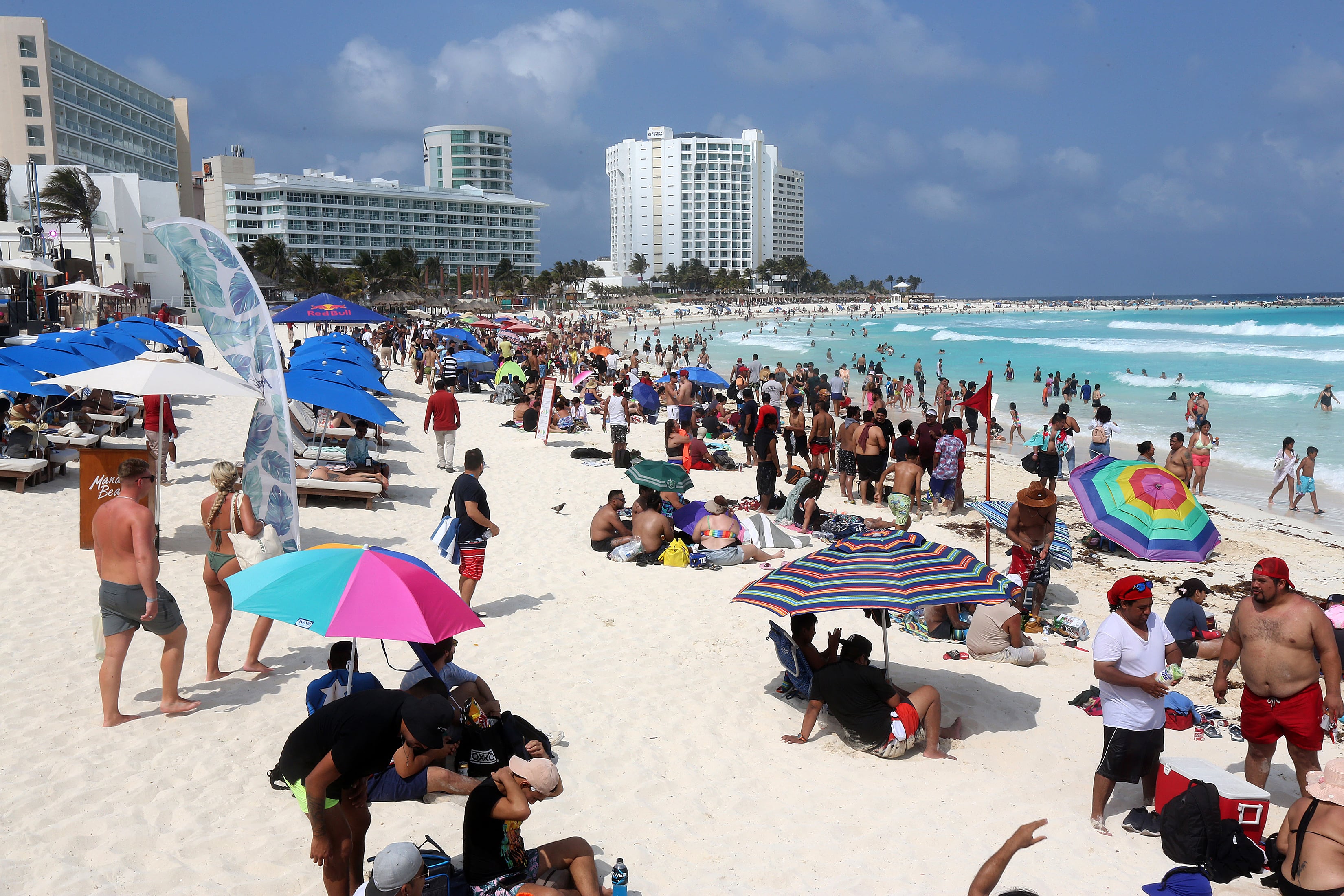 Fotografía de archivo fechada el 28 de abril de 2024 que muestra turistas en una playa en el balneario mexicano de Cancún en Quintana Roo (México).