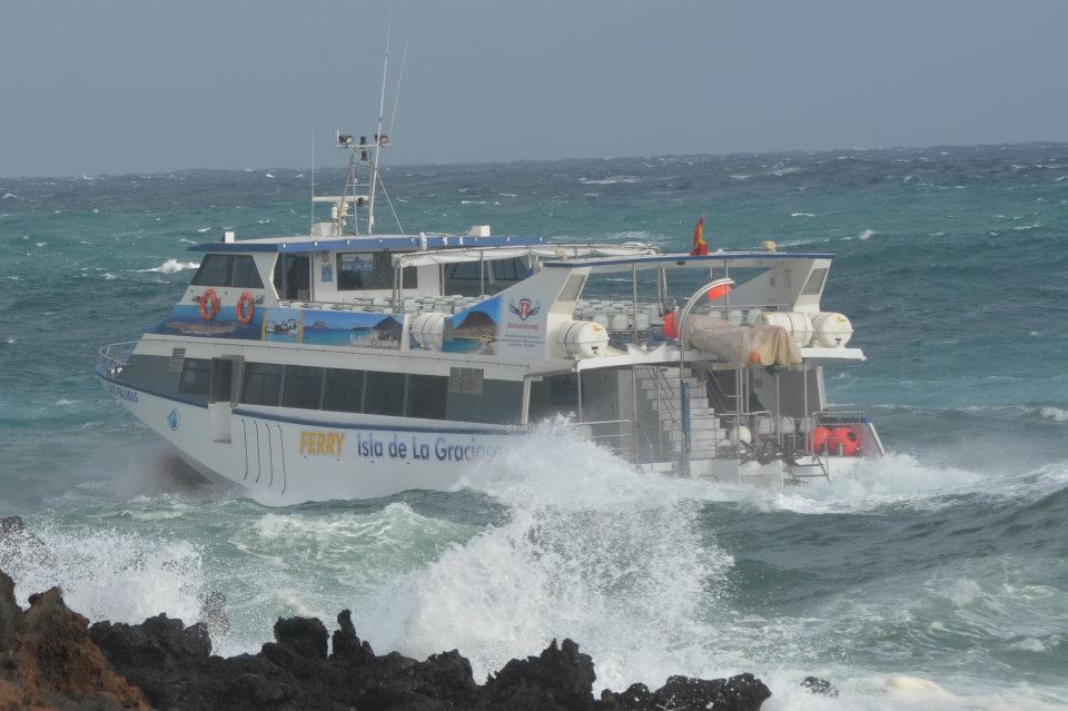 Imagen de archivo de un barco de Líneas Romero durante un temporal.