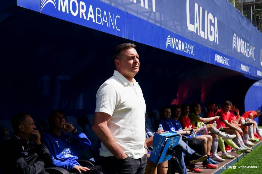 Cristóbal Parralo, en el banquillo del Estadi Nacional andorrano durante el Andorra-Racing (foto: LaLiga Hypermotion)