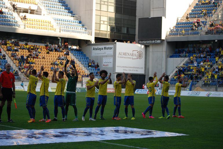 El equipo saluda a la afición al saltar al campo