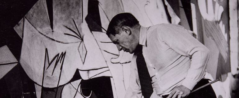 Pablo Picasso de pie trabajando en Guernica en su taller de los Grands-Augustins, 1937 