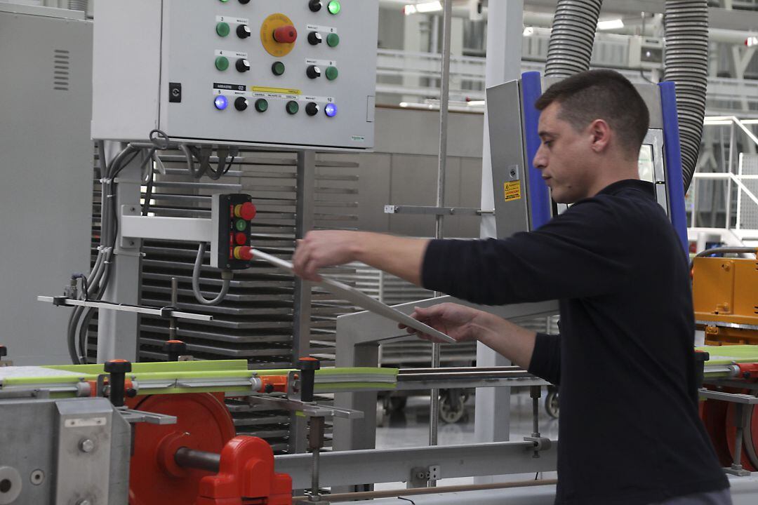 Imagen de archivo de un trabajador de una empresa del sector cerámico