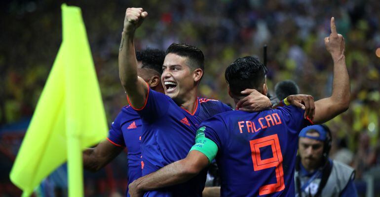 James y Falcao celebran el segundo gol de Colombia