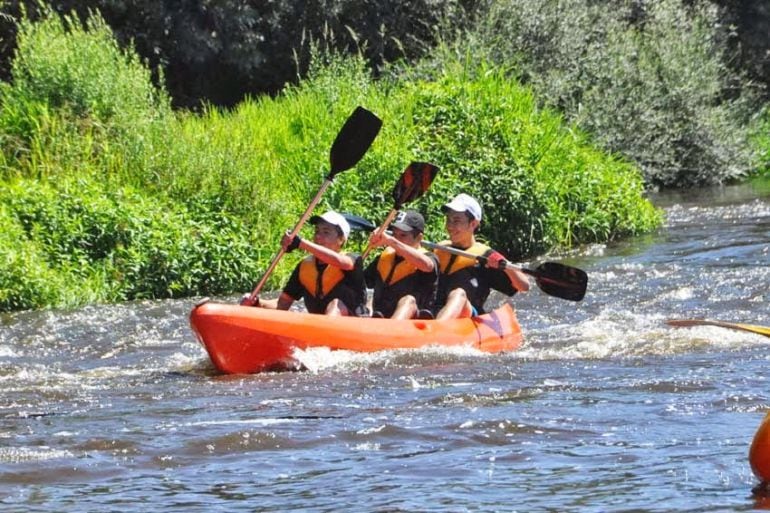 Palistas en un descenso del río.