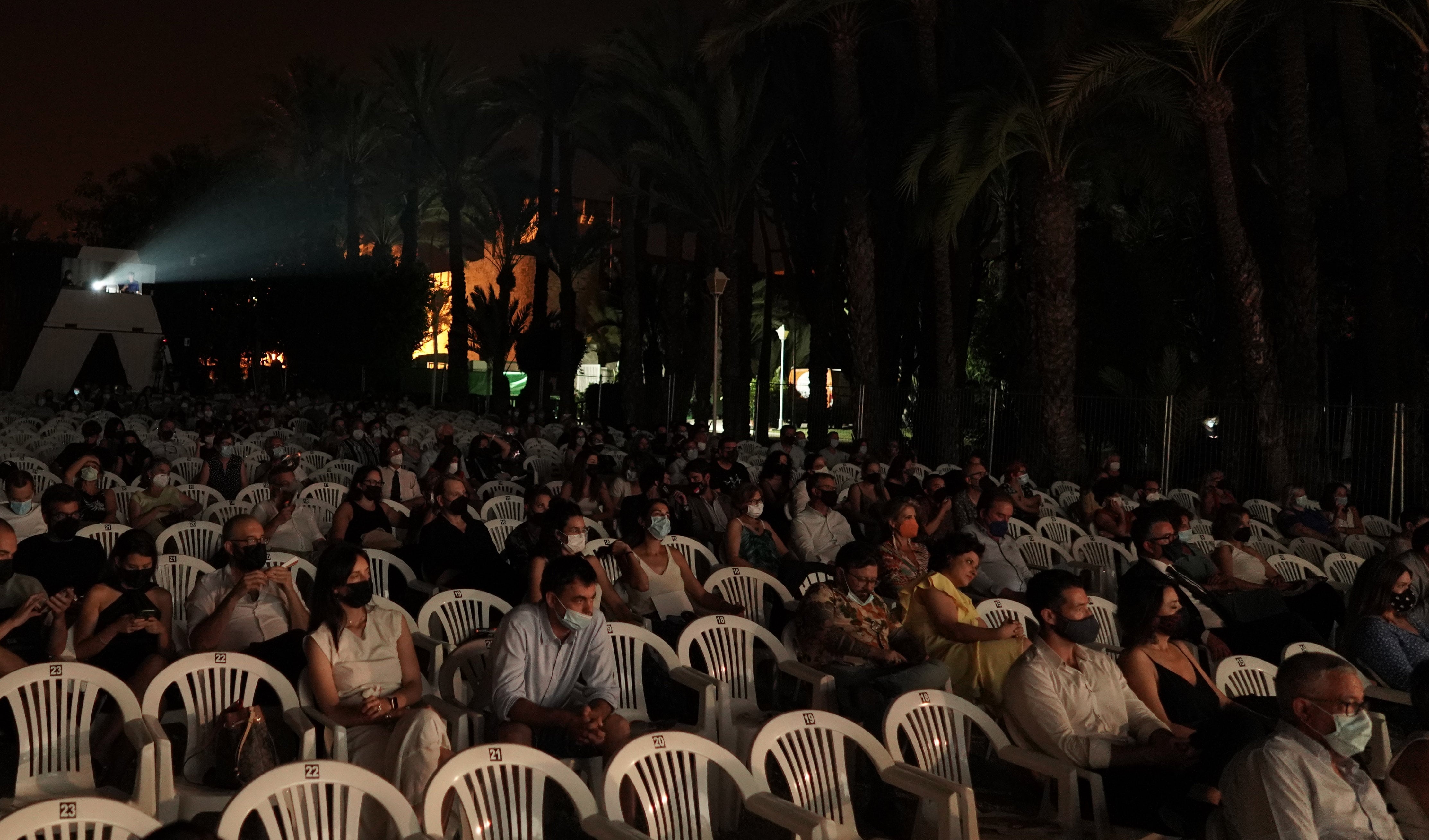 Asistentes al Festival de Cine de Elche en el Hort del Xocolater