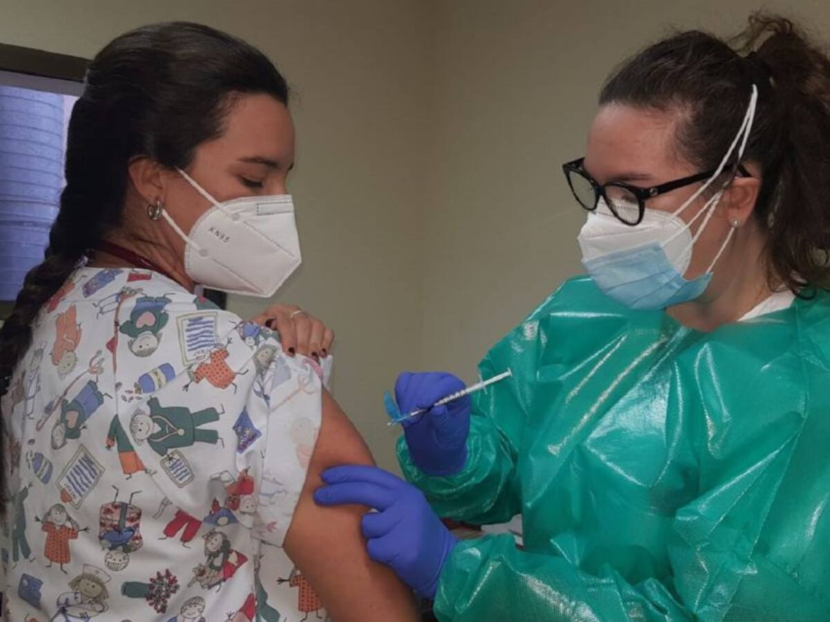 Vacunados contra el covid 1.100 jóvenes pitiusos de entre 16 y 24 años durante el fin de semana