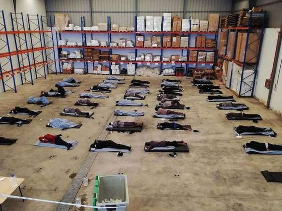 "A los turistas los confinan en un hotel y a los migrantes en una nave como animales"