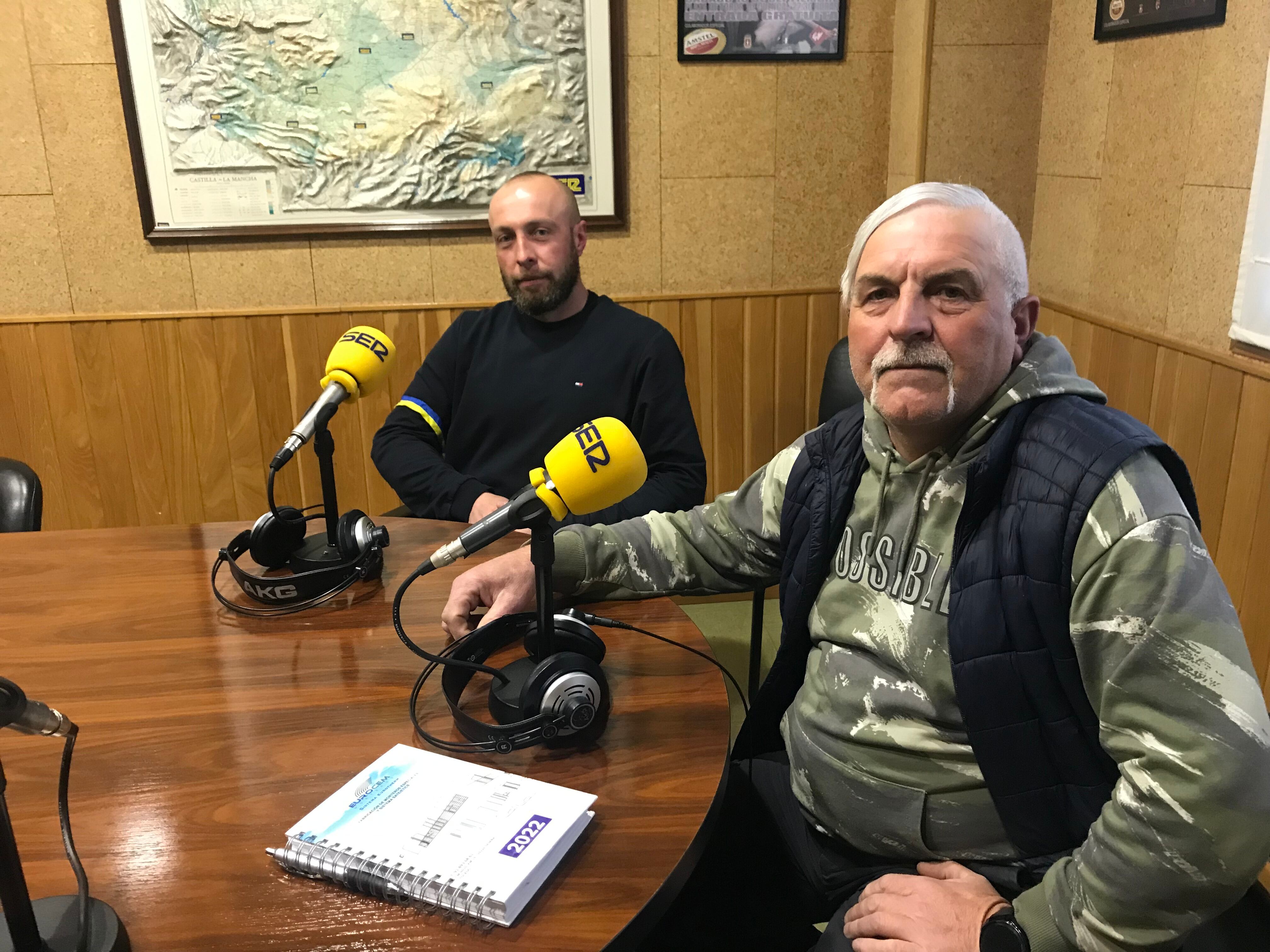 Vasyl Vorozhbyt y su hijo Andriy en los estudios de SER Cuenca.