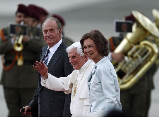 Los reyes despiden al Papa en el aeropuerto