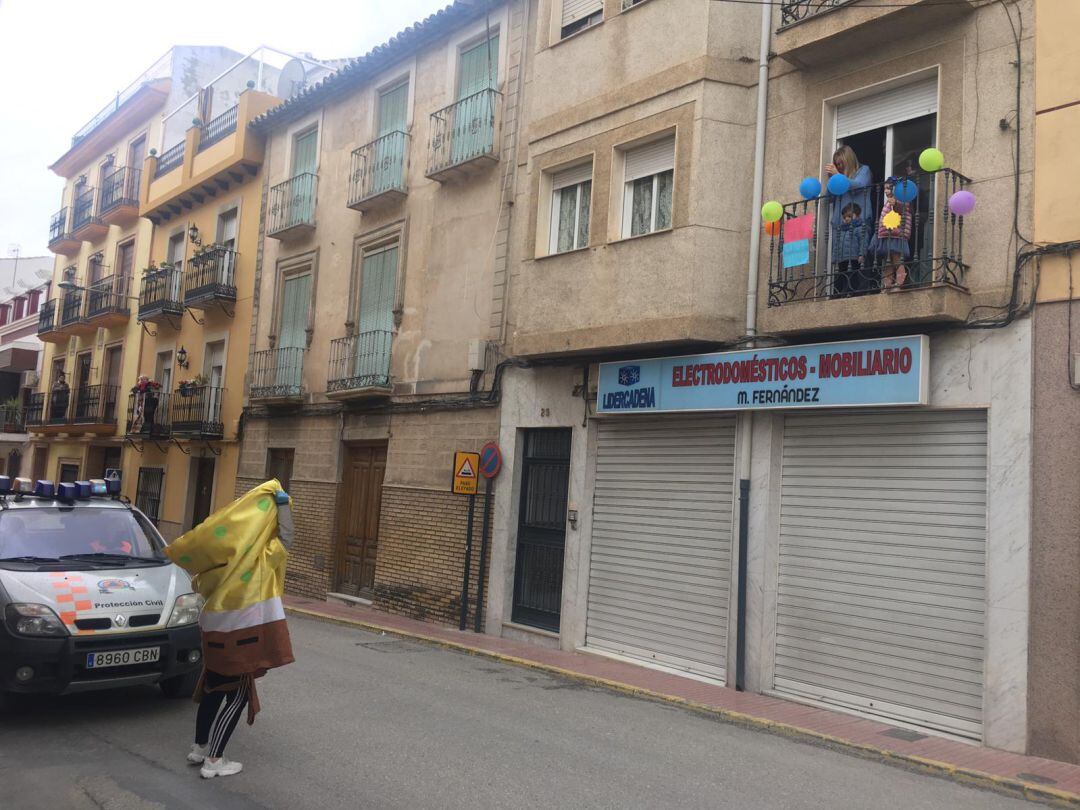 Momento de la celebración de Manuel Pedro ante su domicilio