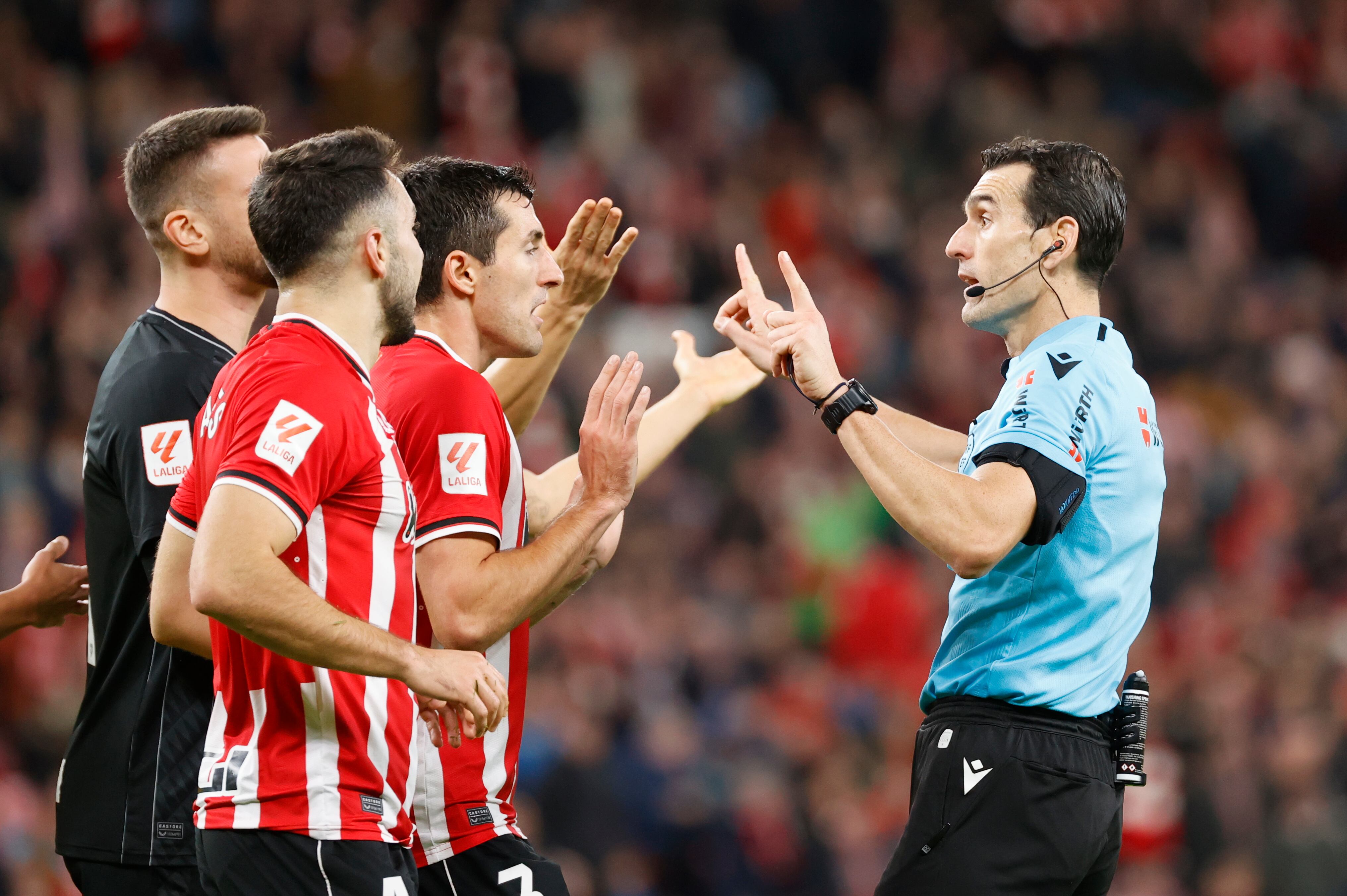 BILBAO, 20/12/2023.- Los jugadores del Athletic discuten con el árbitro Martínez Munuera, durante el encuentro de la jornada 18 de LaLiga entre Athletic Club de Bilbao y UD Las Palmas, este miércoles en el estadio de San Mamés, en Bilbao. EFE/ Luis Tejido
