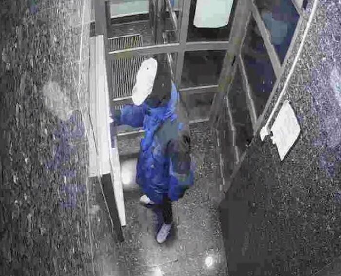 Uno de los autores sacando dinero con la tarjeta de crédito robada en Laguna Dalga