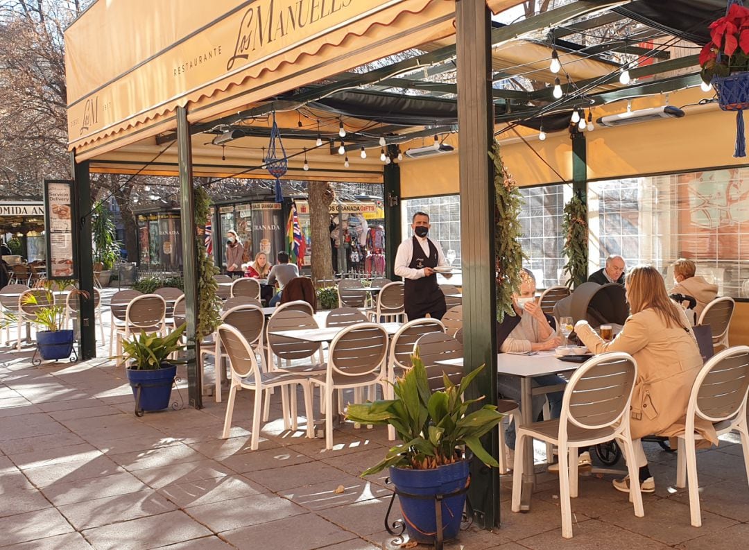 Terraza de un establecimiento hostelero del centro de Granada en estas fiestas de Navidad en plena desescalada de la segunda ola de la covid-19