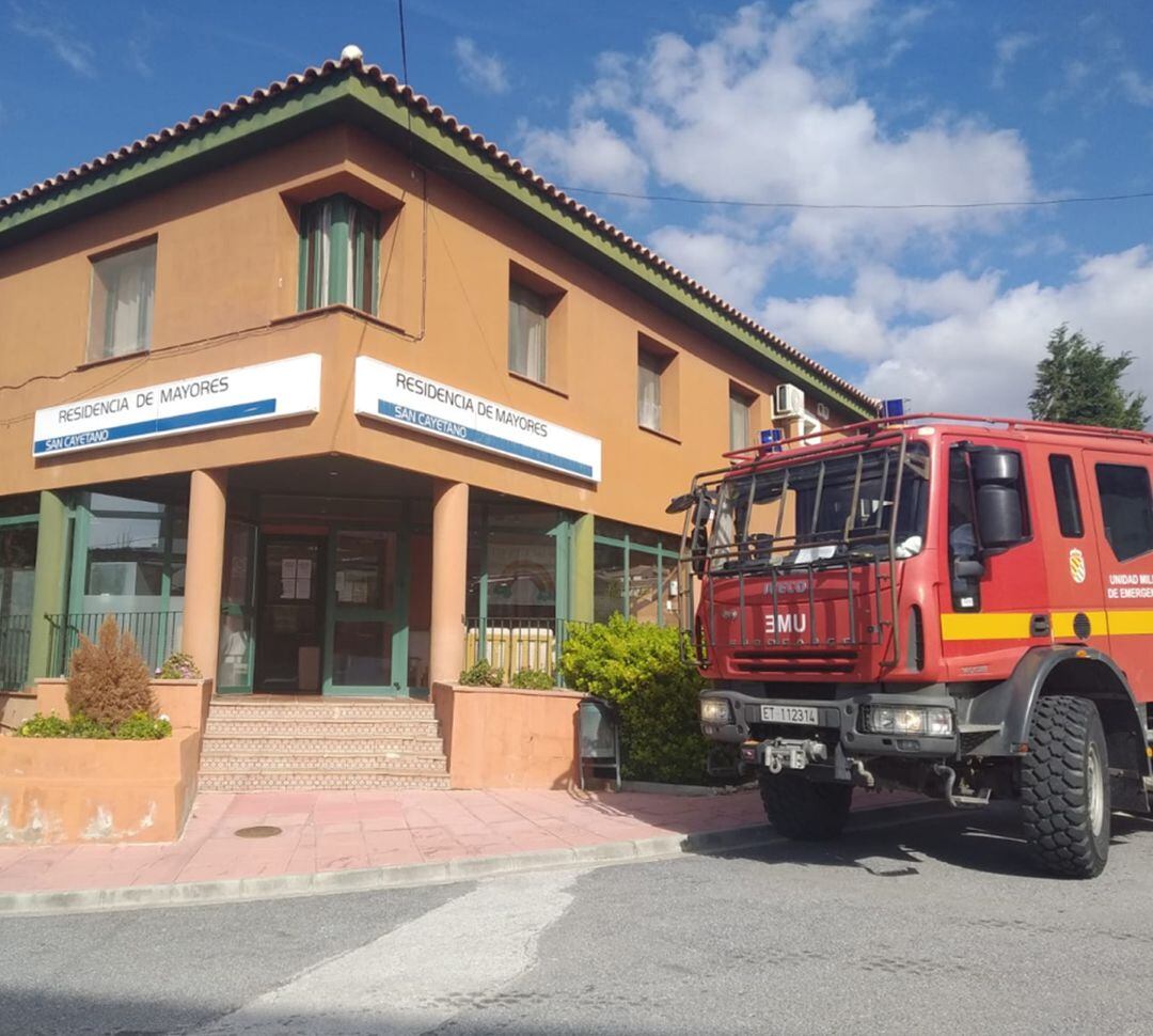 Un camión de la Unidad Militar de Emergencias (UME) este domingo en la residencia de mayores San Cayetano de Gor (Granada)