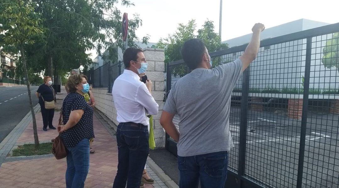 El portavoz adjunto del Grupo Parlamentario Socialista en la Asamblea, Juan Lobato, visita el colegio Héroes del 2 de mayo en Colmenar Viejo 