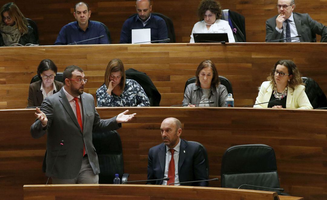 Adrián Barbón, durante el turno de preguntas al Presidente. JGPA