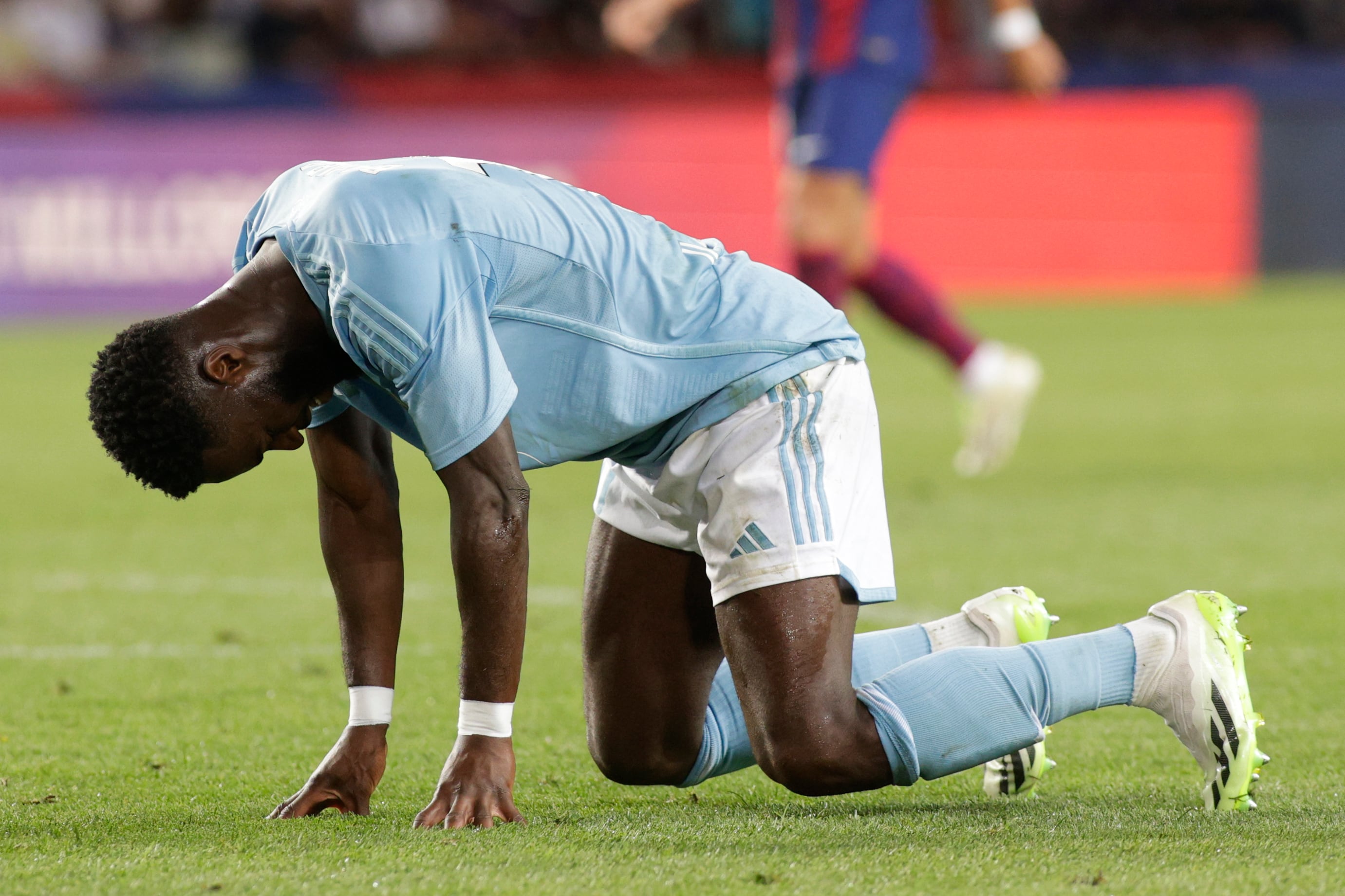 BARCELONA , 23/09/2023.- El delantero costamarfileño del Celta de Vigo Jonathan Bamba al finalizar el encuentro de la jornada 6 de LaLiga entre FC Barcelona y RC Celta de Vigo, este sábado en el Estadio Olímpico de Montjuic, en Barcelona. EFE/ Quique García
