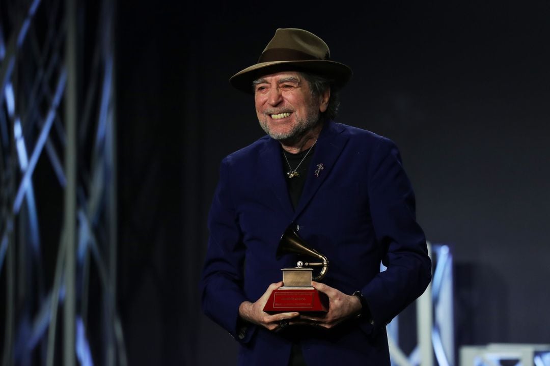 Joaquín Sabina recoge el Grammy Latino a la excelencia musical. 