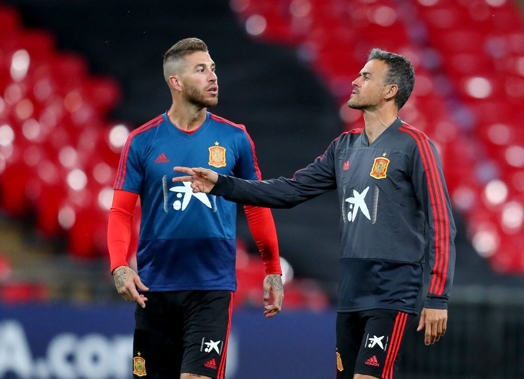 Sergio Ramos y Luis Enrique, en un partido con la selección