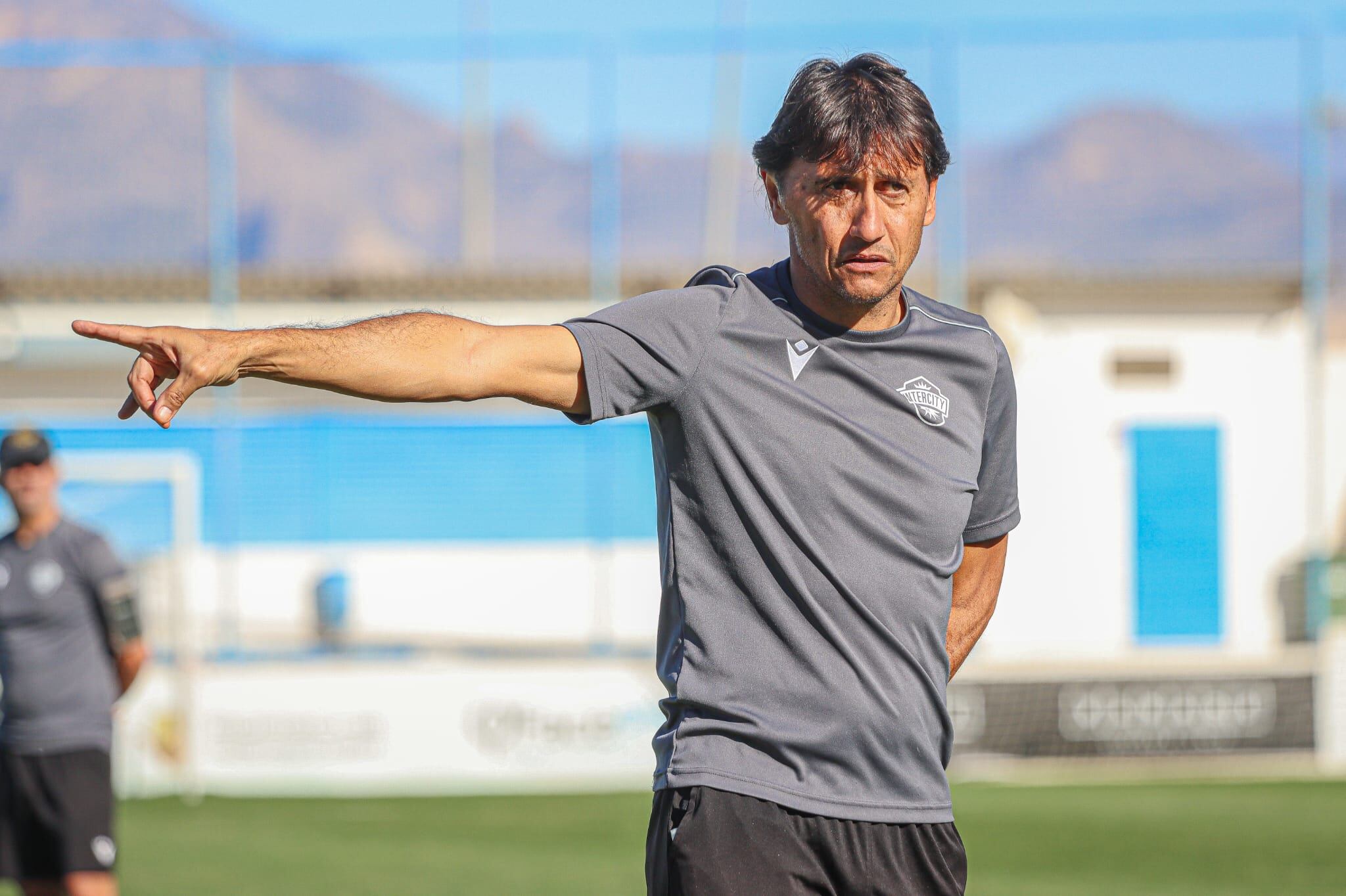 Gustavo Siviero, el técnico del Intercity, dirige la sesión de entrenamiento en el Antonio Solana