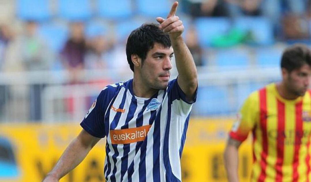 Manu con una de las múltiples camisetas que ha vestido en Vitoria.