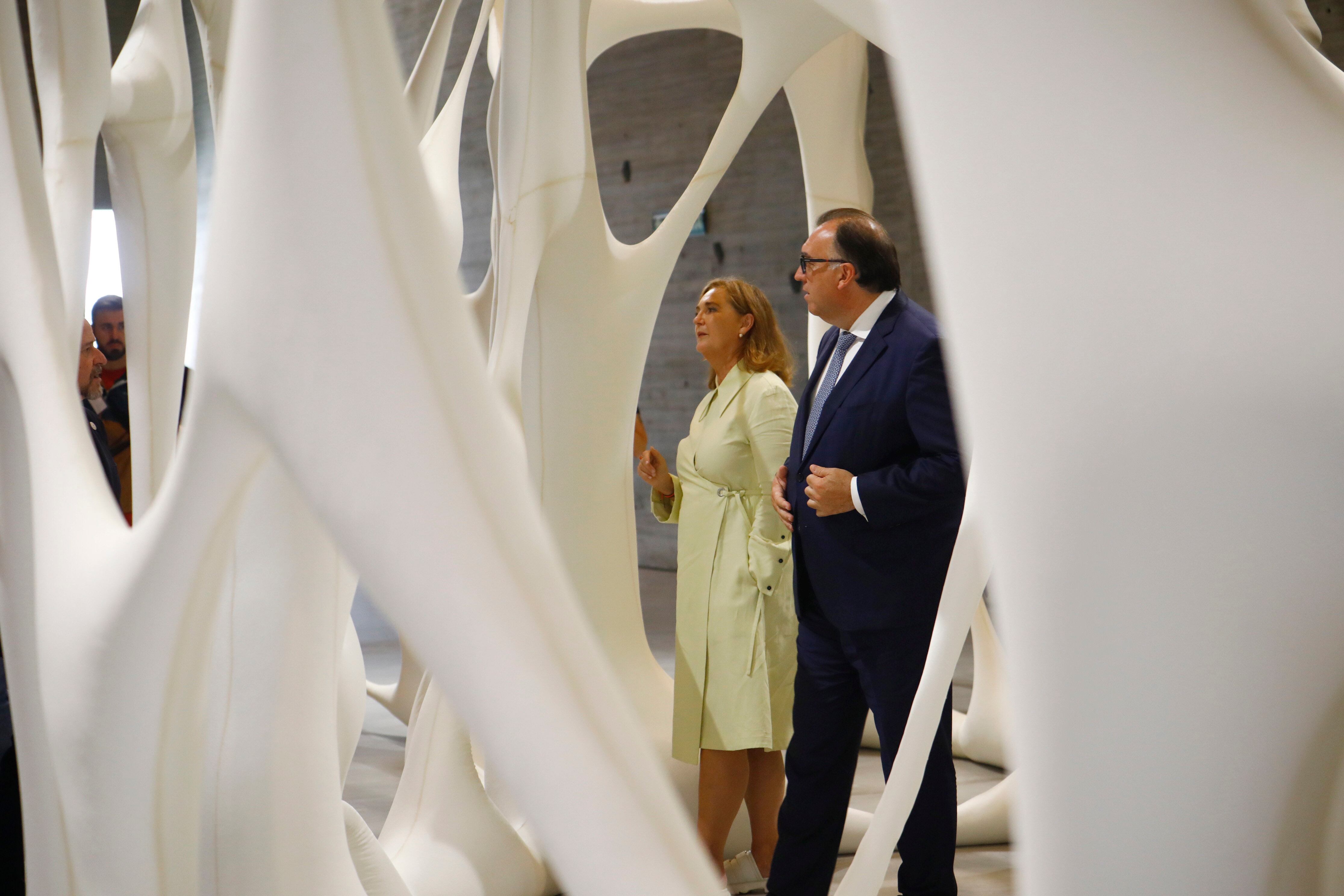 GRAFAND4266. CÓRDOBA, 19/10/2022.- La fundadora de TBA21 Francesca Tyssen - Bornemisza junto al consejero de Turismo, Cultura y Deporte, Arturo Bernal, durante la visita a la exposición de la colección de la Fundación TBA21 Thyssen-Bornemisza Art Contemporary 'Futuros abundantes: en tiempos convulsos', que se presenta en el Centro de Creación Contemporánea de Andalucía (C3A), este miércoles en Córdoba. EFE/Salas